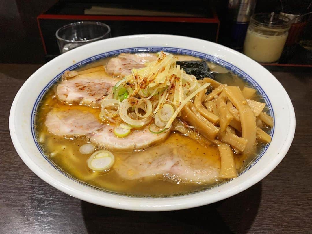 SUSURUさんのインスタグラム写真 - (SUSURUInstagram)「中華そば べんてん@成増 塩ラーメン並、チャーシュー 成増へ移転してから二度目のべんてん。 初めての塩ラーメンをいただきました。 キリリと効いた塩ダレにベースのしっかりした魚介系の出汁、そして香味油の風味がスープに溶け込みます。 麺はツルモチ食感でめっちゃ美味。麺量は並でもたっぷり250gありますが、ズルズル止まらず、あっという間に完食🍥 メンマやチャーシューが美味しかったのはもちろんのこと、ラー油のかかったネギとショウガもナイスなアクセントになっていました🍜 べんてんうまい。 #susuru_tv #プライベート #べんてん #成増 #東京 #塩ラーメン #うまい  #ラーメン #らーめん #ramen #ラーメン部 #ramennoodles #毎日ラーメン生活 #麺スタグラム #japaneseramen #japanramen #foodstagram #foodie #noodles #instanoodle #instaramen #instafood #susururecommended #中華そば #成増ラーメン #東京ラーメン」3月23日 11時55分 - susuru_tv