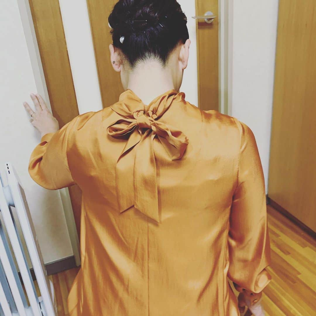 伊藤孝恵さんのインスタグラム写真 - (伊藤孝恵Instagram)「四十肩のため、バックリボンの服が着れません。7歳に結んでもらって。今日は終日予算委員会です。  #四十肩 #バックリボン　 #🎀 #あれっ #肩が上がらない #結べない #リボン結び #蝶々結び #7歳女子 #お手伝い #ありがとう #上手にできました #💮 #オレンジコーデ #ジワジワ #仲間をつくる #ママ友 #2児の母 #予算委員会 #参議院議員 #国民民主党 #女の子ママ #ワーママ #Domani #ドマーニ #domanist  #伊藤たかえ #伊藤孝恵」3月23日 11時57分 - itotakae