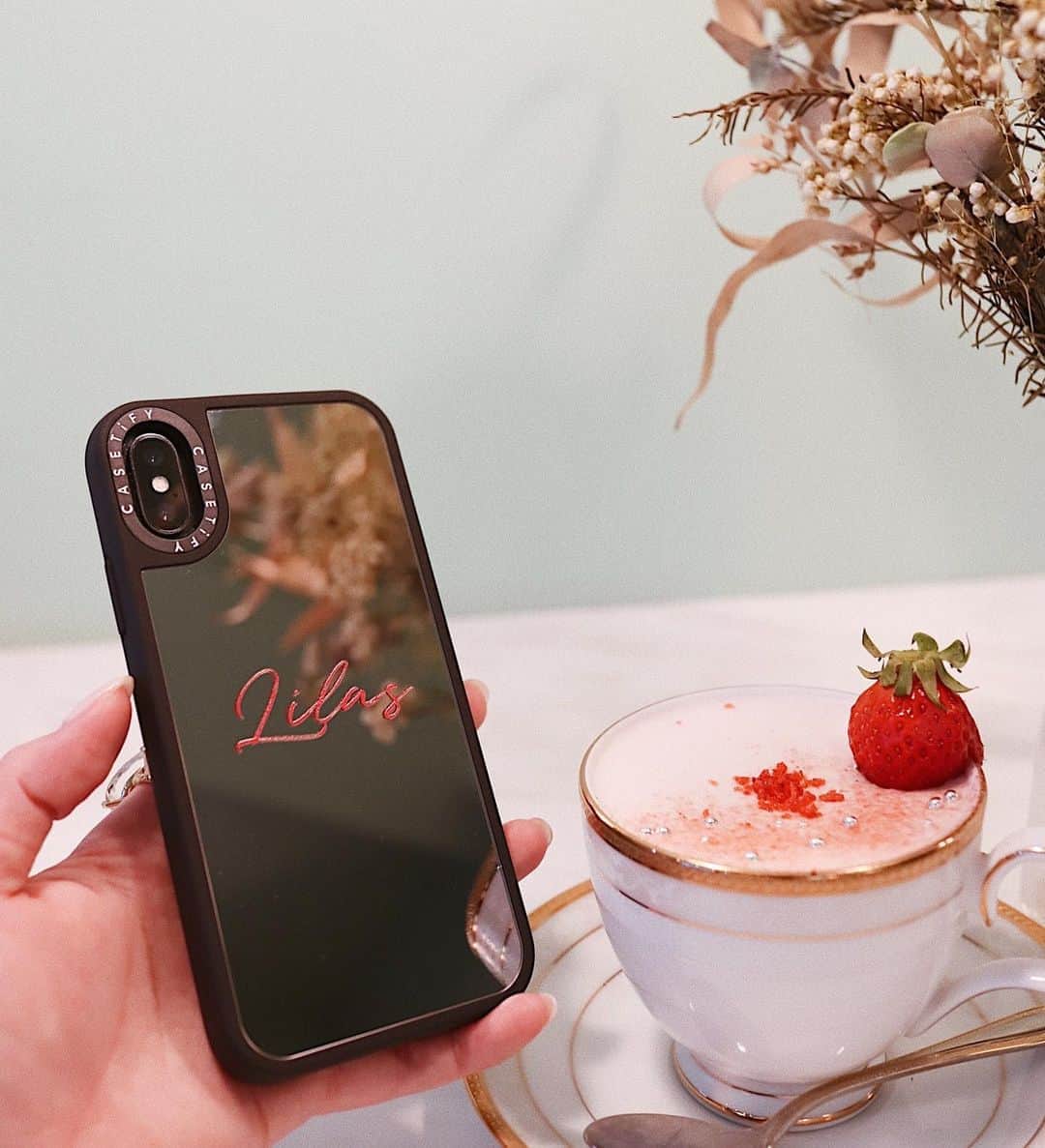 藤川沙弥のインスタグラム：「🍓☕️🌹﻿ ﻿ オーダーしてたiPhone case🤳🏻💋﻿ ミラーケースだから、﻿ ちょっとリップ直すときとか﻿ めちゃくちゃ便利😳🥺👏🏻﻿ 頑丈で落としやすい私にも安心。❤︎﻿ ﻿ カスタムしてる時間も楽しい🥳﻿ buyerしている𝐋𝐢𝐥𝐚𝐬の文字入れたよ❤️﻿ ﻿ ﻿ @CASETiFY @CASETiFY_jp #CASETiFY #CASETiFYミラーケース #StateYourCase」