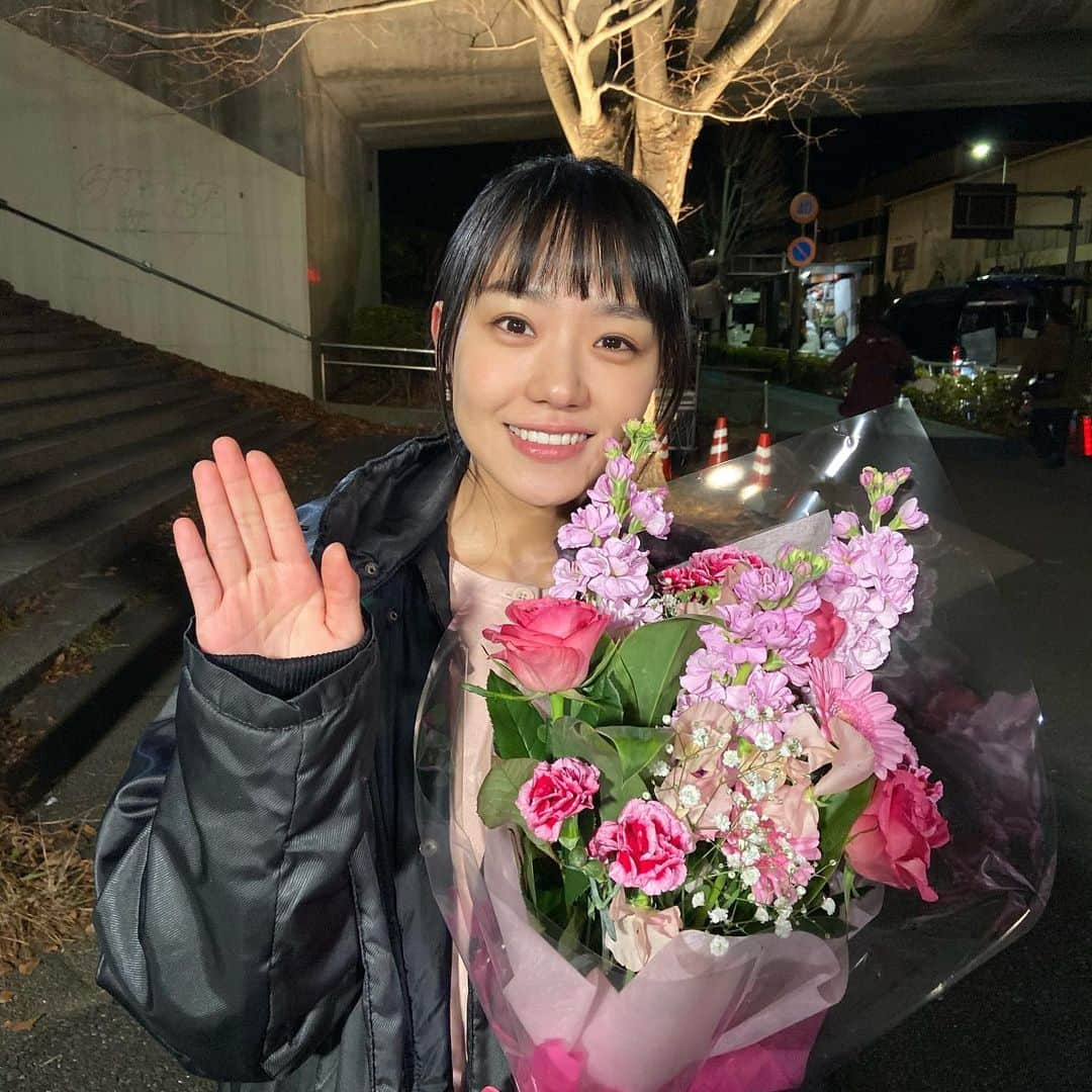 【公式】やめるときも、すこやかなるときものインスタグラム：「﻿ ‪🌟今夜ついに最終回🌟‬﻿ ‪#奈緒 さん クランクアップ写真公開💐‬﻿ ﻿ ‪#桜子は声が出ない壱晴を救えるの⁉️‬﻿ ﻿ ‪#頑張れ桜子‬﻿ ‪#いつも温かい笑顔で‬﻿ ‪#現場に花を咲かせてくれた奈緒さん🌸‬﻿ ‪#傷つき苦しみながらも‬﻿ ‪#ひたむきに頑張り続ける桜子‬﻿ ‪#やめるときもすこやかなるときも ‬﻿ ‪#今夜最終回‬﻿ ‪#すでにロス😭‬﻿ ‪#見逃すな‬」