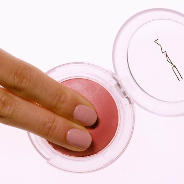 M∙A∙C Cosmetics Japanのインスタグラム：「ㅤ 弾力のある新感覚テクスチャーのチーク、 グロープレイ ブラッシュが新登場！ ㅤ 全11色のシェードは、簡単にブレンド可能で なめらかなツヤと輝きを演出✨ シアー～ミディアムまで自在な仕上がりを楽しんで。 ㅤ ㅤ *3月27日(金) 公式オンラインショップ＆全国発売 ㅤ #MACGlowPlay #MACグロープレイブラッシュ ㅤ #MACCosmeticsJapan #MACCosmetics #MAC #MACコスメ #コスメ #メイク #化粧品 #デパコス #コスメ部 #コスメ好きさんと繋がりたい #コスメ紹介 #おすすめコスメ #新作コスメ #春メイク #春コスメ #ピンクメイク #チーク #クリームチーク #ピンクチーク #オレンジチーク #ベージュチーク #コーラルチーク #血色 #血色感 #トレンド #トレンドメイク #MACGlowPlayBlush」