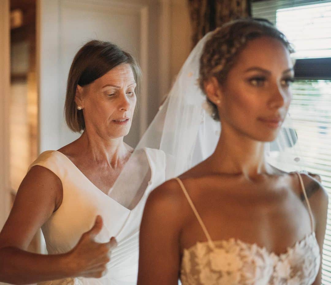 レオナ・ルイスのインスタグラム：「Most special memory of my mama putting on my veil on my wedding day ✨ forever my best friend & inspiration. Thank you for showing me the meaning of unconditional. Happy Mother’s Day 🌸」
