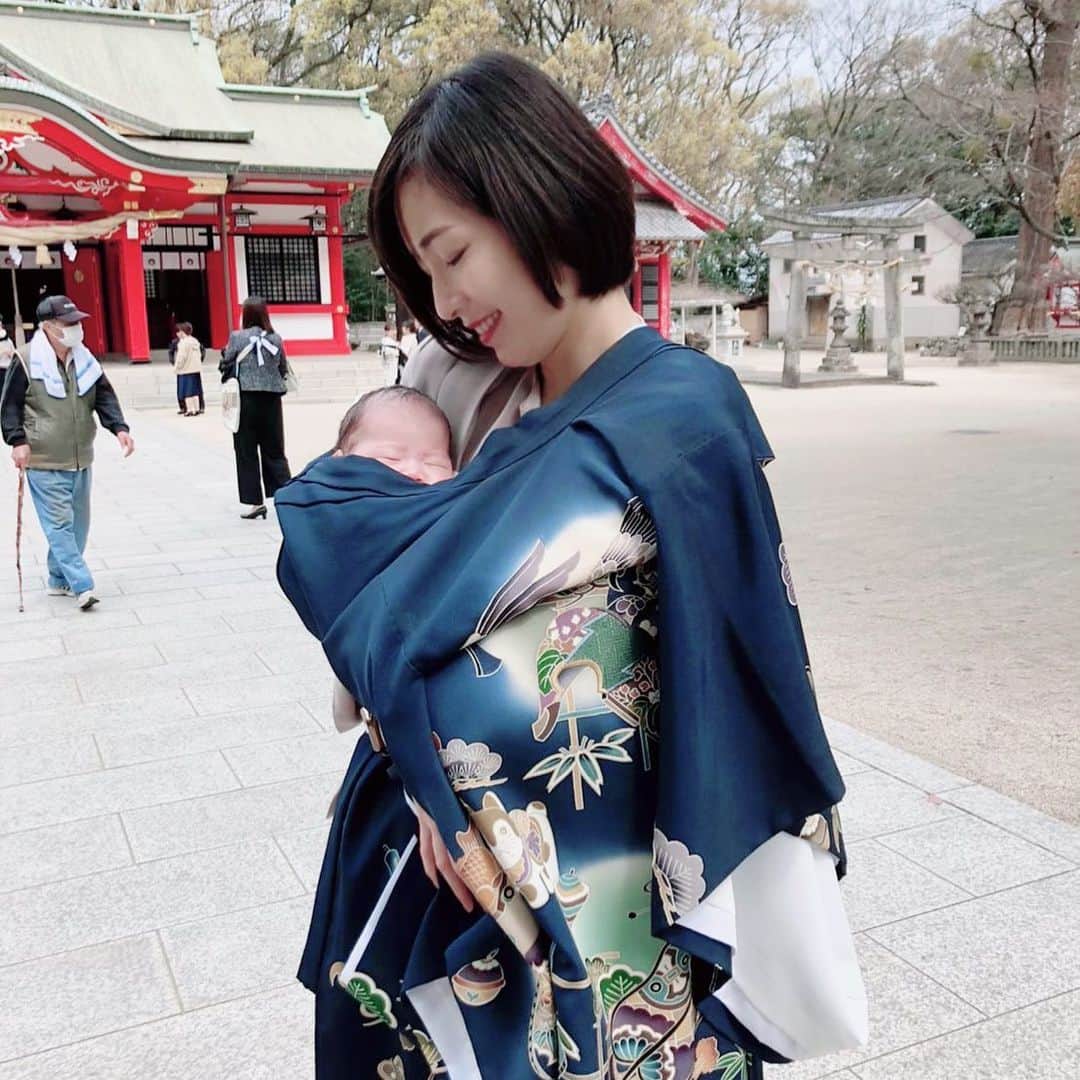 簑島宏美さんのインスタグラム写真 - (簑島宏美Instagram)「* * May my baby grow with happiness forever👶💓🕊 * * 健やかに育ちますように…🙏✨ 外出は不安もありますが、息子の健やかな成長を願い、大安の日にお宮参りへ行ってきました☺️ 退院後、1キロ増えてぷくぷくとしてきた息子。あっという間に大きくなってしまうんだろうなぁ😊💓 ハウルより大きくなるのはいつになるかな？😊🐶」3月23日 12時03分 - hiromiminoshima