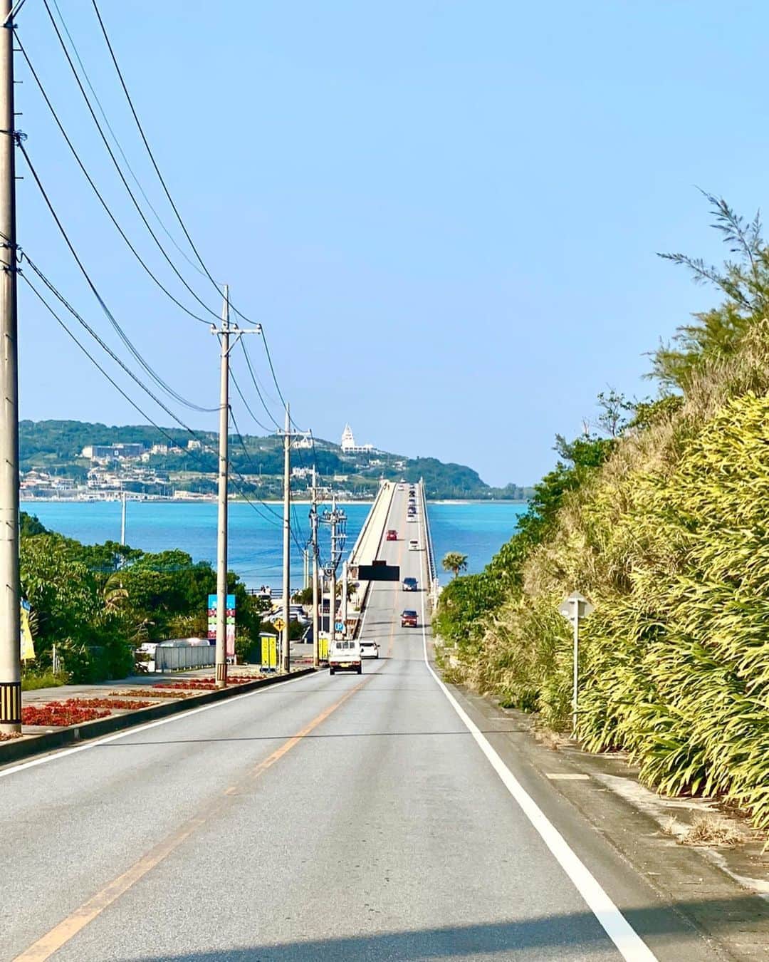 石井里奈さんのインスタグラム写真 - (石井里奈Instagram)「こんにちは☀️ . 今日は沖縄Day2コーデ👗 沖縄本島から古宇利島を結ぶ古宇利大橋で🌉 まるで綺麗な海の上を走ってるかのような感覚になれる素敵な橋✨ 海と風の音が心地よい👂🎵 . そんな綺麗な海のブルーに合わせて、スカイブルーのワンピをきました👗 . dress... @lamode_official  shoes... @prada  bag... @gucci . ちょうど楽天マラソンセールで今お得なクーポン配布してました👗✨ 最近ネットでお買い物すること増えたなぁ🤫✨ . 2019年度もあと少し！ 午後も頑張ろうね🥺🍓 . #沖縄 #沖縄旅行 #沖縄観光 #travel #trip #lamode #花柄ワンピース #ワンピース #りなまるコーデ #コーディネート #コーデ #リゾートコーデ #okinawa #古宇利島 #古宇利島大橋 #coordinate #fashion #ファッション #海 #sea #リゾート #ca #キャビンアテンダント #cabincrew #blue #bluesky #沖縄 #アップスタイル #お呼ばれコーデ #結婚式 #りなまるコーデ」3月23日 12時03分 - ri7tin1025