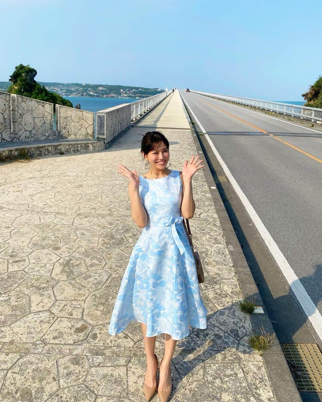 石井里奈さんのインスタグラム写真 - (石井里奈Instagram)「こんにちは☀️ . 今日は沖縄Day2コーデ👗 沖縄本島から古宇利島を結ぶ古宇利大橋で🌉 まるで綺麗な海の上を走ってるかのような感覚になれる素敵な橋✨ 海と風の音が心地よい👂🎵 . そんな綺麗な海のブルーに合わせて、スカイブルーのワンピをきました👗 . dress... @lamode_official  shoes... @prada  bag... @gucci . ちょうど楽天マラソンセールで今お得なクーポン配布してました👗✨ 最近ネットでお買い物すること増えたなぁ🤫✨ . 2019年度もあと少し！ 午後も頑張ろうね🥺🍓 . #沖縄 #沖縄旅行 #沖縄観光 #travel #trip #lamode #花柄ワンピース #ワンピース #りなまるコーデ #コーディネート #コーデ #リゾートコーデ #okinawa #古宇利島 #古宇利島大橋 #coordinate #fashion #ファッション #海 #sea #リゾート #ca #キャビンアテンダント #cabincrew #blue #bluesky #沖縄 #アップスタイル #お呼ばれコーデ #結婚式 #りなまるコーデ」3月23日 12時03分 - ri7tin1025