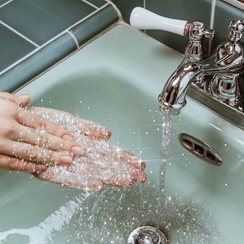 ジプシー05のインスタグラム：「DISEASE PREVENTION TIP: Wash your hands often with soap and water for at least 20 seconds! Source: WHO」