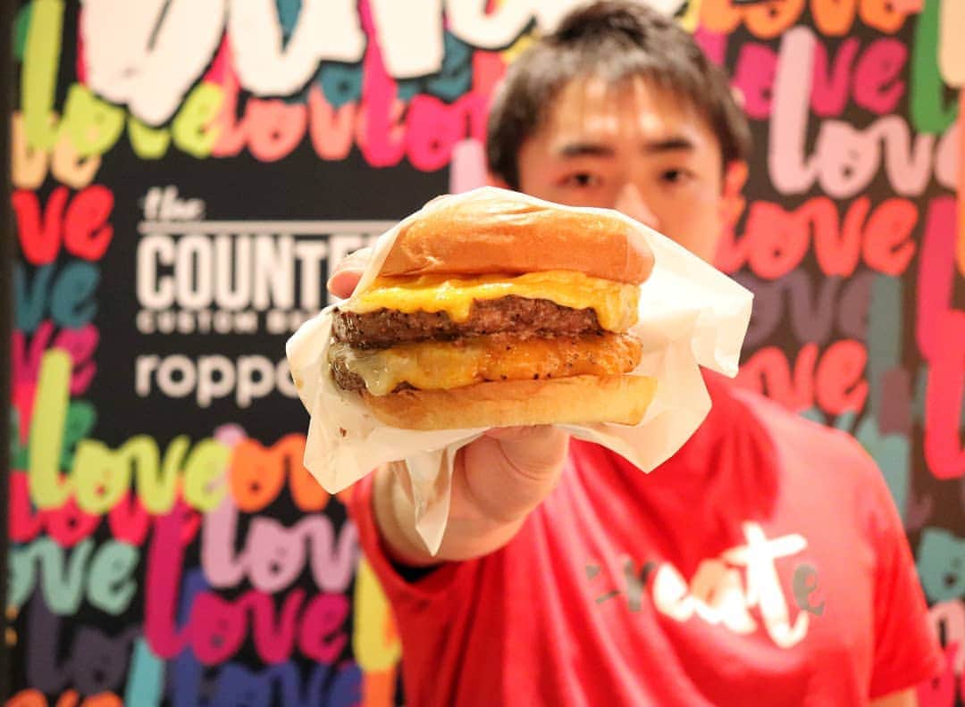 THE COUNTER JAPAN公式さんのインスタグラム写真 - (THE COUNTER JAPAN公式Instagram)「🍔Staffおすすめカスタムvol.6🍔﻿ ﻿ ✔️アンガスビーフパティ(11oz/312g)﻿ ✔️ブリオッシュバンズ﻿ ✔️チェダーチーズ﻿ ✔️プロボローネチーズ﻿ ✔️サウザンアイランドドレッシング﻿ --------------------﻿ シンプルに肉の旨みを味わいたい方必見👀❗﻿ トッピングを最小限に抑えて考案した、KOTAおすすめバーガーは肉々しくまさに男飯🍔﻿ ﻿ ☝️ポイント﻿ ダブルチーズでコクを➕することと、ドレッシング(ソース)は、肉の旨みを邪魔しないよう、あえてシンプルな味わいのサウザンをチョイス😊﻿ ﻿ KOTAのTHE男飯カスタム、ぜひお試しください💡﻿ ******************﻿ プロフィールのURLより、HPにてWEB予約を承っております💻﻿ ﻿ #thecounterjpn#hamburger#beef#バーガー#食いしん坊#チーズ大好き#おいしいもの#六本木ハンバーガー#ハンバーガー巡り#ザカウンター#グルメ女子#ハンバーガー好き#グルメ好きな人と繋がりたい#ハンバーガー🍔#チーズ好き#ハンバーガー屋#食べログ高評価#ハンバーガー好きな人と繋がりたい#ハンバーガー大好き#ハンバーガーショップ#ハンバーガーレストラン#スタッフおすすめ#男子ごはん#ダブルチーズバーガー#肉食#はんばーがー#男飯#はんばーがー🍔#ハンバーガー生活のすすめ」3月23日 12時05分 - thecounterjpn