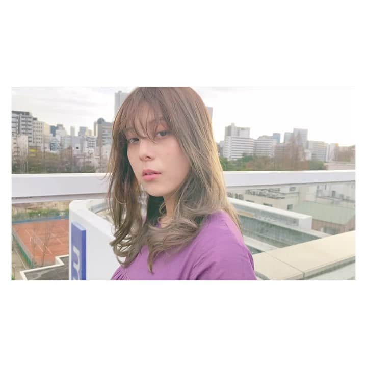 前原穂高のインスタグラム：「今度のミルボンさんの新色#シースルーカラー ホントにいい色😍 ㅤㅤㅤ #バレイヤージュ 仕込んだ後にオンカラーすればこんなに透明感が出る✨️ ちょっとレイヤー多めに入れた方が動きも出て見えて透け感が際立つかもね🙌 ㅤㅤㅤ やってみそ ㅤㅤㅤ デザインカラー¥15000(税別)  #ミディアムヘア #美容室Violet #美容師 #表参道  #栄 #横浜 #美容室 #表参道美容室 #横浜美容室 #栄美容室 #ヘア #人気ヘアスタイル #ヘアスタイル #ヘアアレンジ #ヘアカラー #ヘアメイク #ヘアカタログ #hair #hairstyle #髪型 #あざと毛 #ほだかっと #ほだからー #前原穂高 @violet_hairsalon」