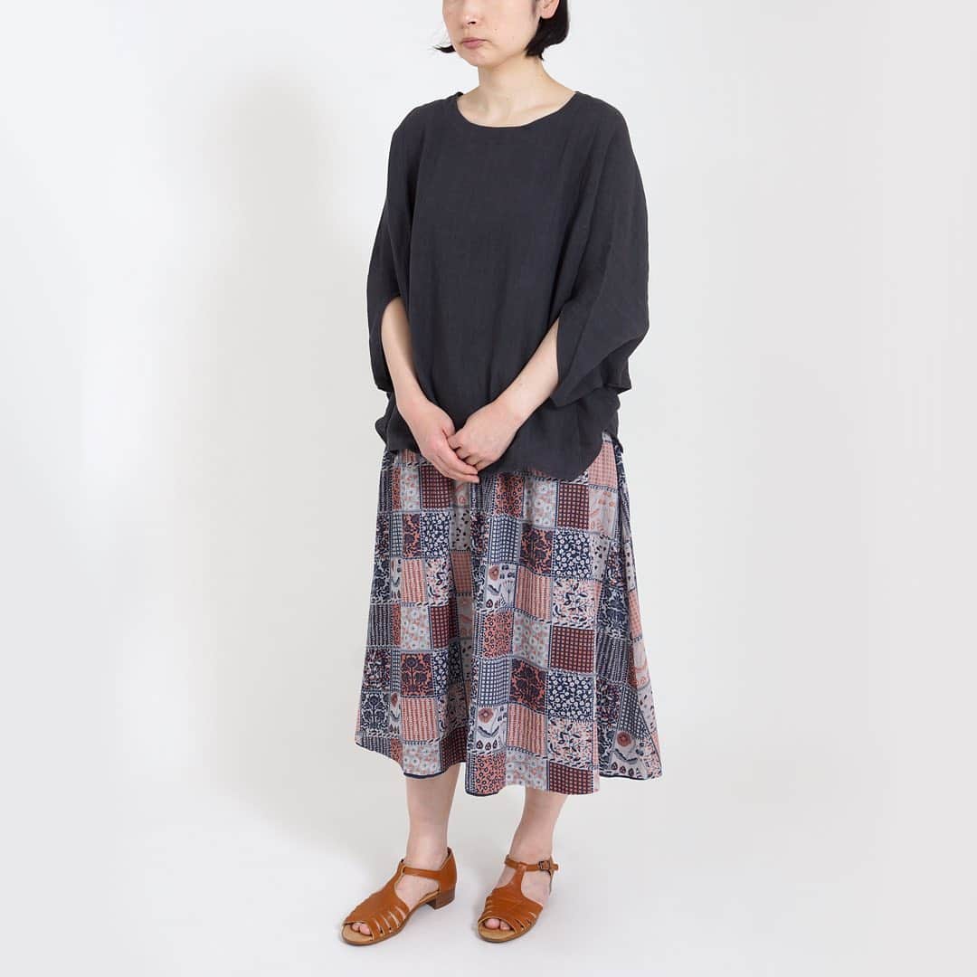 marbleSUD(マーブルシュッド) のインスタグラム：「【新入荷】1枚で2度美味しい！リバーシブルタイプのスカートを春夏の新作テキスタイル「ハナゴウシ」からお届けです。様々な花柄をパッチワークのように並べて格子柄に。柔らかなインド綿で着心地もバッチリ快適です。」