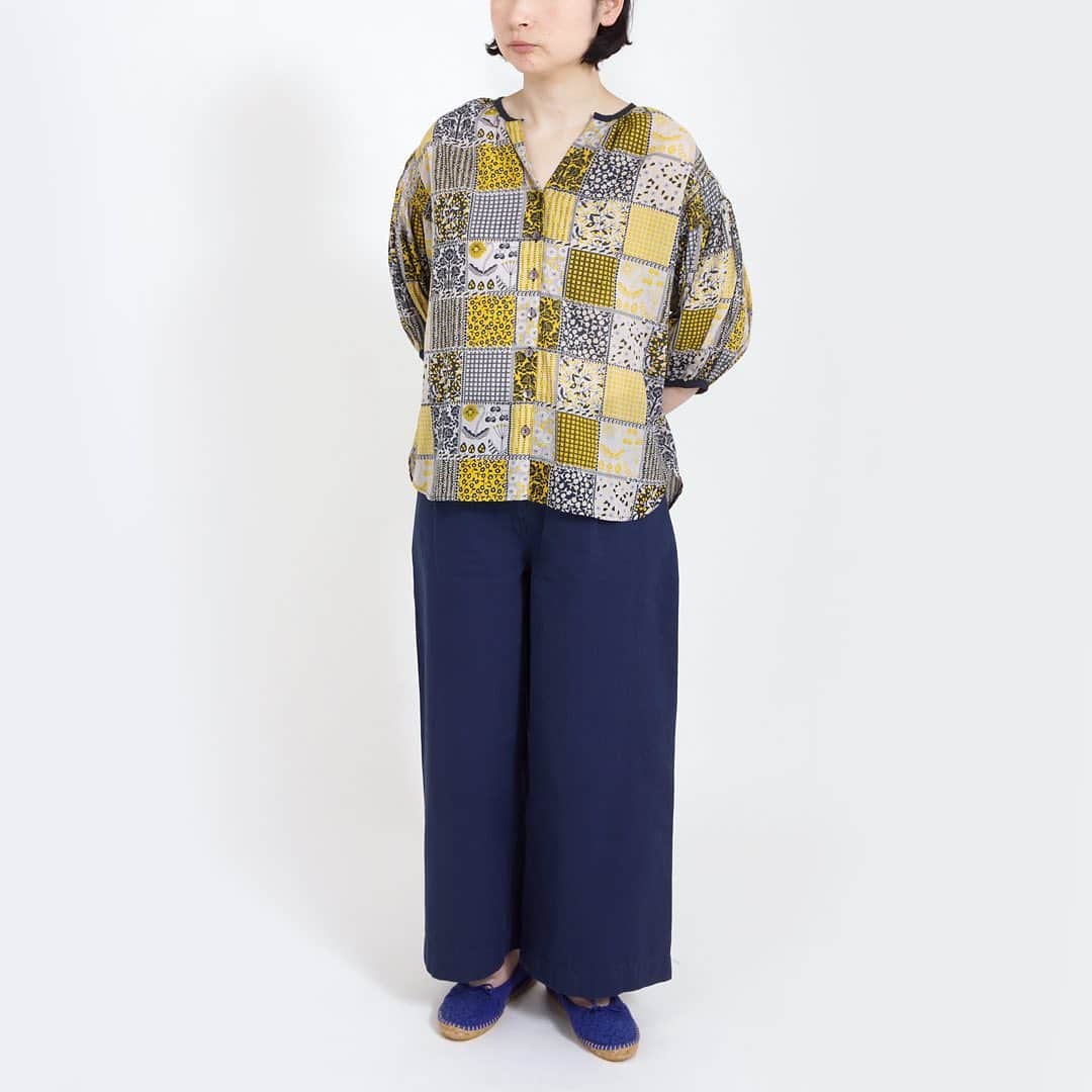 marbleSUD(マーブルシュッド) のインスタグラム：「【新入荷】小さなお花のパッチワーク柄！春夏の新作テキスタイル「ハナゴウシ」。ふわっとボリューム感のある袖がポイントのブラウスで軽やかな春を演出。」