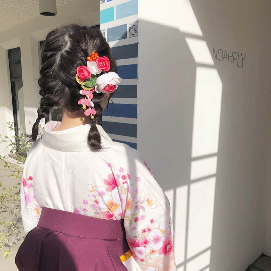 白井真緒さんのインスタグラム写真 白井真緒instagram 可愛い髪型にネイルに袴 一生の思い出になったな 袴 卒業式 卒業 袴ヘア 袴ヘアアレンジ 京都着物友禅 ヘアアレンジ 編み込みアレンジ おさげ 金ピン ネイル ジェルネイル 胡蝶蘭