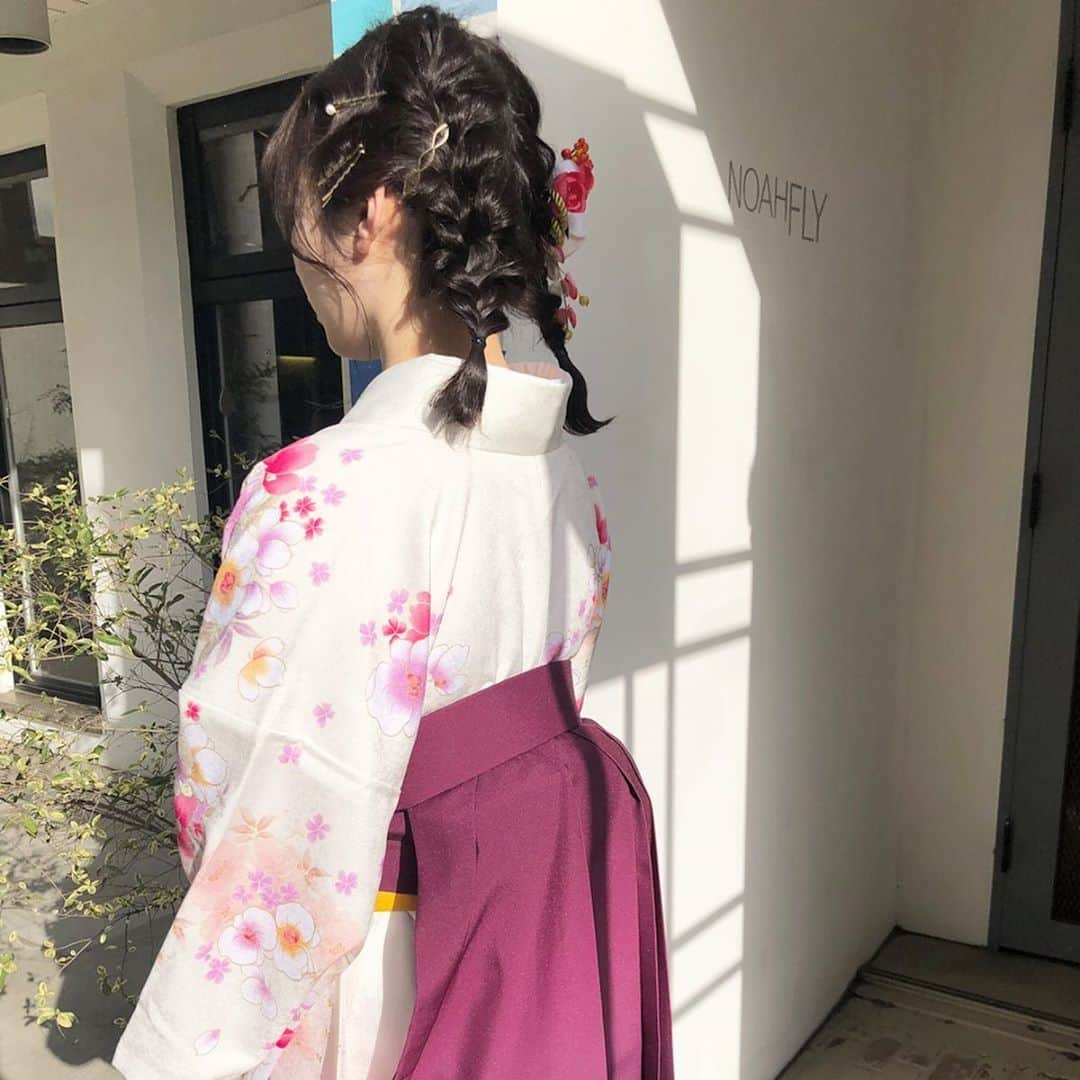 白井真緒さんのインスタグラム写真 - (白井真緒Instagram)「可愛い髪型にネイルに袴🥺💓﻿ 一生の思い出になったな〜﻿ ﻿ ﻿ ﻿ #袴 #卒業式 #卒業 #袴ヘア #袴ヘアアレンジ #京都着物友禅 #ヘアアレンジ #編み込みアレンジ #おさげ #金ピン ﻿ #ネイル #ジェルネイル #胡蝶蘭 #nail #hairstyle #hairarrange ﻿」3月23日 12時26分 - kohaku_shirai_official