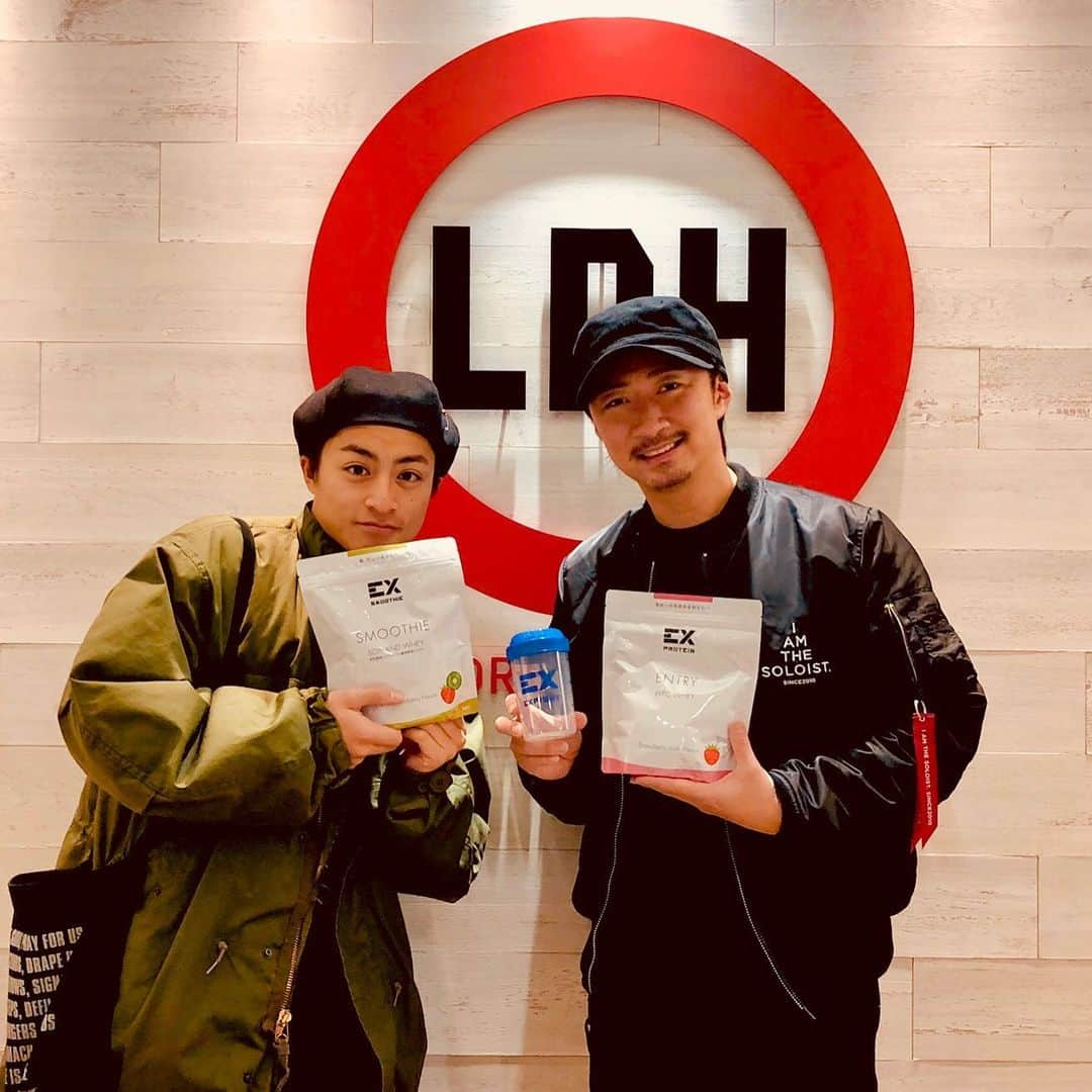 MAKIDAIさんのインスタグラム写真 - (MAKIDAIInstagram)「ミーティング後にアランと 数原がプロデュースした EX SMOOTHIEとPROTAINを頂きました😊✨早速トレーニング後に頂きます！ありがとうございます✨ @alan_shirahama_official  @ryuto_official_kazuhara  @exfight_official」3月23日 12時19分 - exile_makidai_pkcz