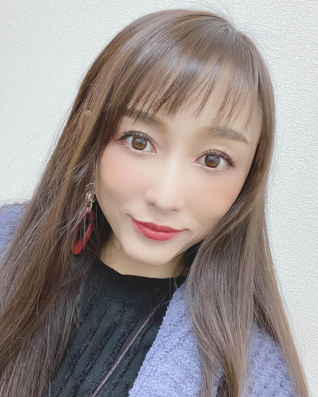 杏さゆりさんのインスタグラム写真 - (杏さゆりInstagram)「今日はボルドーリップ💄な、気分❤️ お友達のアドバイスを速攻でやってみてる私🤣 ↑ 分かる人にしか分からないけどw . そして、保険女子のお仕事でーす✨ 名刺を持ち歩くなんて人生初だわw . 世の中大変だけど、前向きに頑張ろうね💪✨ 絶対良い方向へ、行っちゃってる〜ぅ⤴️⤴️⤴️ . #赤リップ　#ボルドーリップ　#リップ　#lips #redlips #bordeauxlips  #保険女子 @hokenjoshi  @anzu_sayuri  #杏さゆり #SayuriAnzu」3月23日 12時35分 - anzu_sayuri_official