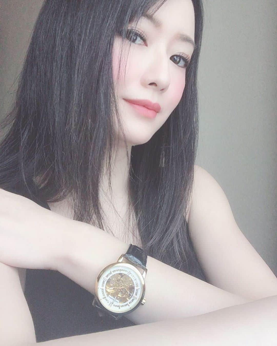 吉山りささんのインスタグラム写真 - (吉山りさInstagram)「プリンチペウォッチ⌚✨ ケースが大きめの時計が大好き😍 ✨  こちらはユニセックスだけど このサイズより大きいのもつける〜✨ ⌚ ✨  レザーの高級感と ムーブメントはスケルトン💕 自動巻き見てるの楽しい😍✨ ✨ ゴールドと白で品のある高級感✨ ✨ 腕時計⌚お揃いでつけたいねぇ〜💗 ✨  プリンチペプリヴェ PRINCIPE Watchs(プリンチペウォッチ)  @principeprive @principewatches ✨ ✨ ✨  #プリンチペプリヴェ #プリンチペウォッチ #principeprive #principewatches  #腕時計 #腕時計コーデ #時計 #⌚️ #ケース大きめ #レザー #leather #レザーベルト #高級感 #ゴールド #gold #品がある #ムーブメント #自動巻き #3気圧防水 #watch #ユニセックス #unisex #お洒落 #love #model #吉山りさ #コーディネート #fashion #instagood #movement 💗時計大好き☺️💕✨」3月23日 12時49分 - oreorerisa