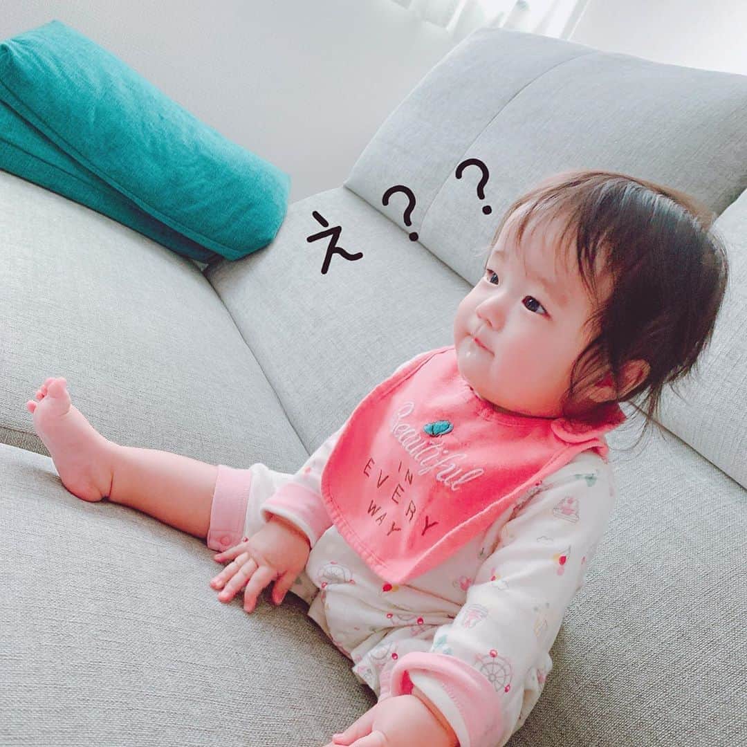 しほの涼のインスタグラム：「雨で、朝のお散歩は出来ないよって お伝えした時の娘が 露骨に悲しんでました😂😂 朝のお散歩中に抱っこ紐に揺られて仮眠するのがお好きだそうです😊 #生後8か月#生後8ヶ月女の子 #生後8ヶ月 #令和ベイビー#女の子ママ#お座りショット」