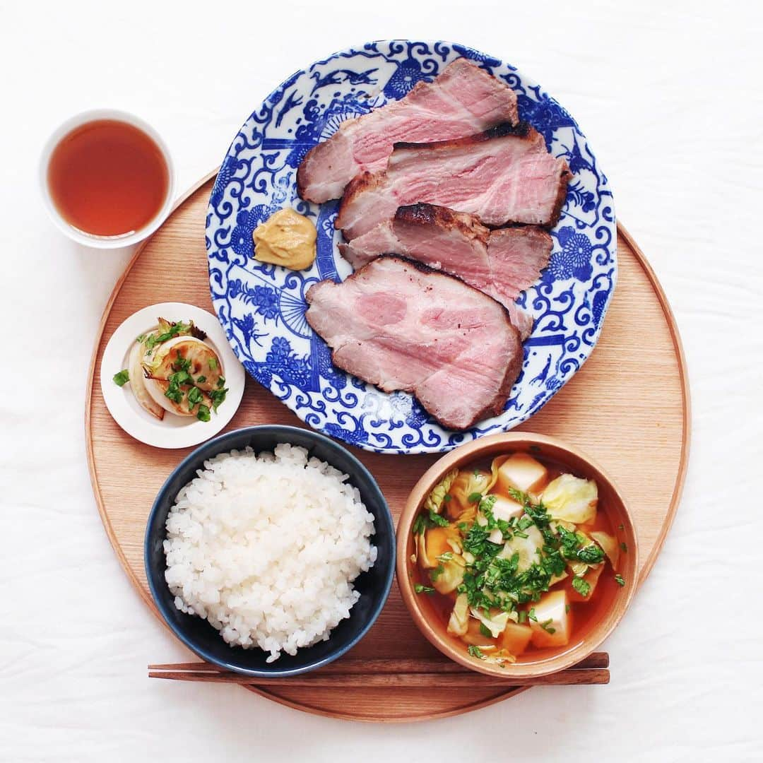 utoshさんのインスタグラム写真 - (utoshInstagram)「【レシピ付】Japanese meal.﻿ #毎日の一汁二菜﻿ ﻿ 作り置きのローストポークで今日はご飯！﻿ というか、そもそもこれがやりたくて作ったんですよね、チャーシューを！﻿ ご飯に合わせたり、いろいろなパターンでりょうりに使えるのでいいですよね！﻿ ﻿ 主菜・焼豚﻿ 副菜・カブの塩焼き﻿ 汁物・味噌汁（八丁味噌ブレンド）﻿ 飯物・白米﻿ ﻿ ﻿ 先日のレシピ、﻿ ここにも置いておきます。﻿ （この作り方はホーロー鍋がないと作れないので、また今度、別の作り方をレシピにしますね）﻿ ﻿ ﻿ 一汁二菜を食卓に！そして副菜から食べてベジファースト #先ベジ作り置き を取り入れて！﻿ ﻿ ﻿ レシピはこちら↓﻿ ＿＿＿＿＿＿＿﻿ ﻿ ホーロー鍋で作るローストポーク（2人分）﻿ ﻿ 【材料】﻿ 豚肩ロース 500g﻿ ﻿ A﻿ にんにく すりおりし 5cmくらい﻿ 塩 小さじ1/4﻿ しょう油 大さじ3﻿ 酒 50ml﻿ はちみつ 大さじ4﻿ 生姜 すりおろし 5cmくらい﻿ 砂糖 小さじ2﻿ ﻿ 油　大さじ1﻿ ﻿ 【作り方】﻿ （1）袋にAをいれてよく混ぜ合わせ、肩ロースをいれてよくもみ合わせる。空気を抜いて口を閉じ、冷蔵庫に1晩（最低4時間くらい）置く。﻿ ﻿ （2）肉を取り出してペーパータオルで表面をきれいに拭き取り、ホーロー鍋に油を入れ、中火で全面を全部焼き付ける。﻿ ﻿ （3）すべての面に焼き色がついたら、キッチンペーパーで油を拭き取り、蓋をして弱火にして20分蒸し焼きにする。（10分たったらひっくり返す。）﻿ ﻿ （4）最後に火を止めて20分そのまま置いたら完成。じっくり余熱で40分くらい置いてもOK。﻿ ﻿ （5）薄く切って、マスタードと一緒に食べるとおいしいです。﻿ ﻿ ＿＿＿＿＿＿＿﻿ ﻿ ぜひ作ってみてくださいね。﻿ No local No food おいしく楽しく！﻿ ﻿ ﻿ #ローストポーク #焼豚 #チャーシュー﻿ #献立 #今日の一汁二菜﻿ #一汁一菜 #とりあえず野菜食 #一汁野菜食 #一汁二菜﻿ ﻿ #ellegourmet#lunch#brunch#breakfast#foodporn#instagramjapan#vsco#IGersJP#onthetable#ランチ#おうちカフェ#うちごはん#暮らし#フーディーテーブル#cooking#おうちごはん#朝ごはん#japanesebreakfast」3月23日 13時00分 - utosh