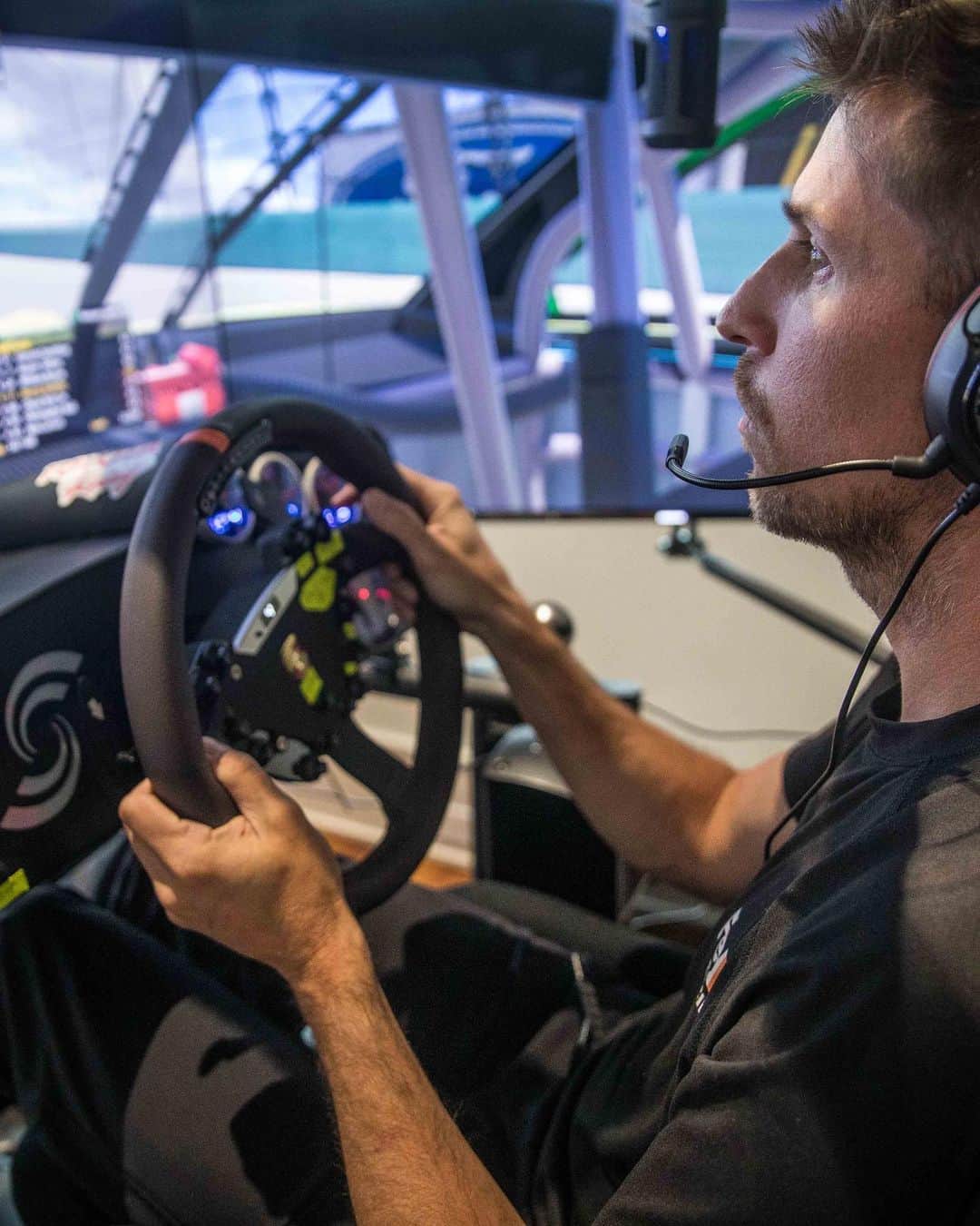 Jordanのインスタグラム：「Driven.  @DennyHamlin stays sharp at home during the iRace while continuing to #PlayInside. #PlayForTheWorld #JUMPMAN」