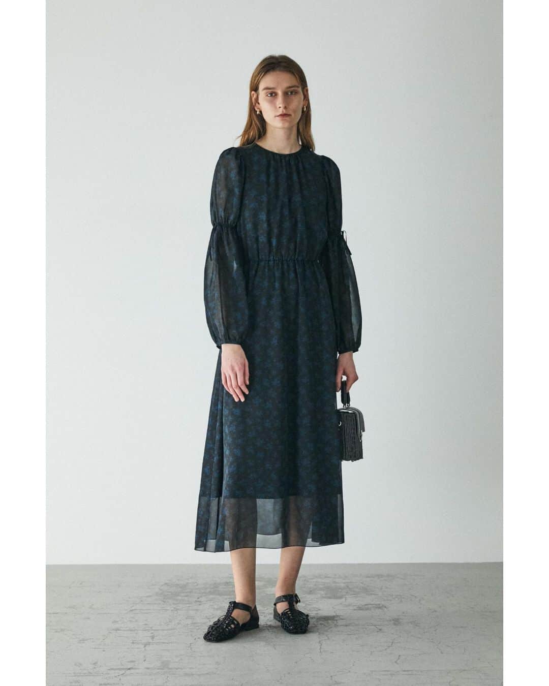 のインスタグラム：「MOUSSY 2020 March LOOK BOOK ----------------------------------- LOOK-1 ・FLAP PAPER HAND BAG(010DSW51-1600) 全国のMOUSSY店舗・SHEL'TTER WEB STOREにて発売中。 ㅤㅤㅤㅤㅤㅤㅤㅤㅤㅤㅤㅤㅤ ・SHEER FLOWER DRESS(010DSH30-0670) SHEL'TTER WEB STOREにて先行予約販売中。 全国のMOUSSY店舗では4月上旬頃発売予定。 ㅤㅤㅤㅤㅤㅤㅤㅤㅤㅤㅤㅤㅤ ・WEAVE FLAT SANDALS(010DSS52-1570) 全国のMOUSSY店舗・SHEL'TTER WEB STOREにて4月下旬頃発売予定。 ----------------------------------- LOOK-2 ・FLAP PAPER HAND BAG(010DSW51-1600) 全国のMOUSSY店舗・SHEL'TTER WEB STOREにて発売中。 ㅤㅤㅤㅤㅤㅤㅤㅤㅤㅤㅤㅤㅤ ・HORSE BIT FRINGE PUMPS(010DSB52-0730) SHEL'TTER WEB STOREにて先行予約販売中。 全国のMOUSSY店舗では4月中旬頃発売予定。 ㅤㅤㅤㅤㅤㅤㅤㅤㅤㅤㅤㅤㅤ ・SHEER HALF SLEEVE KNIT(010DSH70-0250) ・FLUID TUCK PANTS(010DSS30-1250) 全国のMOUSSY店舗・SHEL'TTER WEB STOREにて4月下旬頃発売予定。 ----------------------------------- #MOUSSY ※配送状況により店舗発売日が変更、また、SHEL'TTER WEB STOREにて予約販売を行っていた商品につきまして予定通りにお届けできない場合がございます。 予めご了承くださいませ。」
