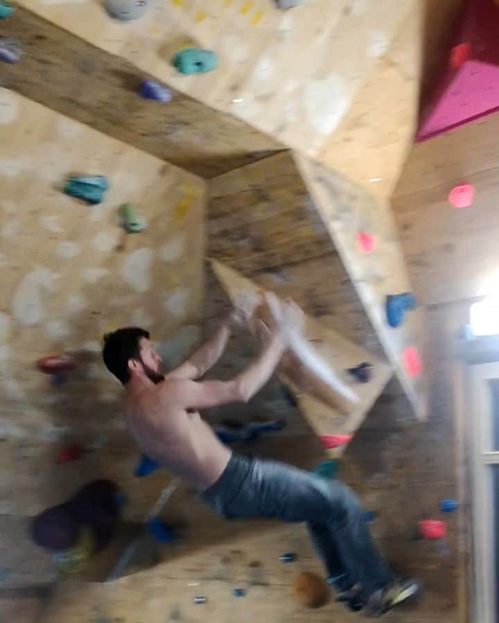イェルネイ・クルーダーのインスタグラム：「This is a wall I made at my parents place over a decade ago and it was put in rest for the past few years. Of course I've overgrown it, but luckily found it's purpose in this hard times. I opened up old packages from my old sponsor @morphoholds and managed to set up 20 boulders for my loved ones. Saturday was so special, when I saw all of them struggling on the boulders I set, including myself. Having homemade pizza, burgers and beers was just another reason why staying at home isn't too bad. But anyway people, wherever you are, just don't make panic and don't allow anyone to control your actions 😁 everything will be just fine🍀. @scarpaspa @ocun.climbing @vibram @snowmonkeyflask」