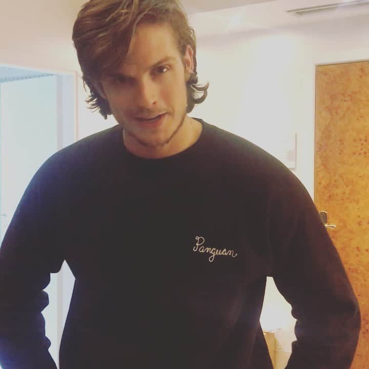 ダニエル・シャーマンのインスタグラム：「To all those amazing @nhsmillion workers and especially my mum today on Mother’s Day. Thanks to you all and thanks Mum. X」