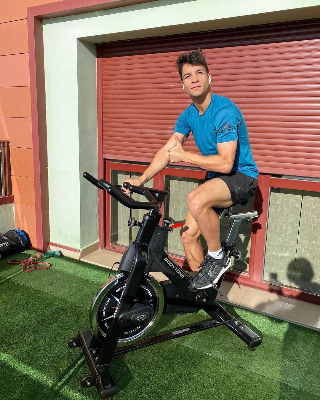 オリベル・トーレスのインスタグラム：「Seguimos entrenado en casa para cuando todo vuelva a la normalidad! Un día mas es un día menos. Fuerza💪🏼 #YoMeQuedoEnCasa #YoEntrenoEnCasa  #SaldremosJuntos」