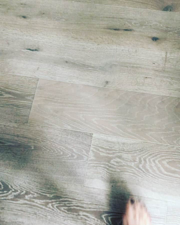 ブレッキン・メイヤーのインスタグラム：「Today’s #Quarantheme」