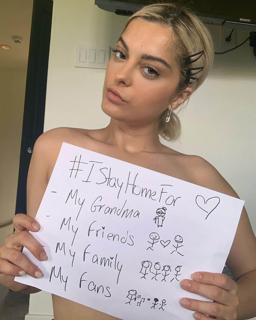 Bebe Rexhaさんのインスタグラム写真 - (Bebe RexhaInstagram)「Yes I was naked. Now that I have your attention please keep your booty at home. Thanks @ddlovato and @annemarie for the #IstayHomefor challenge. I nominate @tinashenow @kelseaballerini @charlidamelio and @wilfordlenov !!!!」3月23日 4時43分 - beberexha