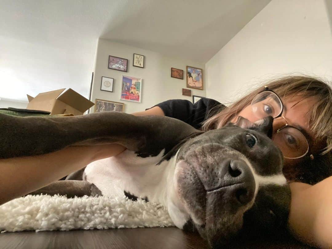 Janice Griffithのインスタグラム：「haven’t brushed my hair in 3 days, laying on the floor all over my house, opal took this selfie」