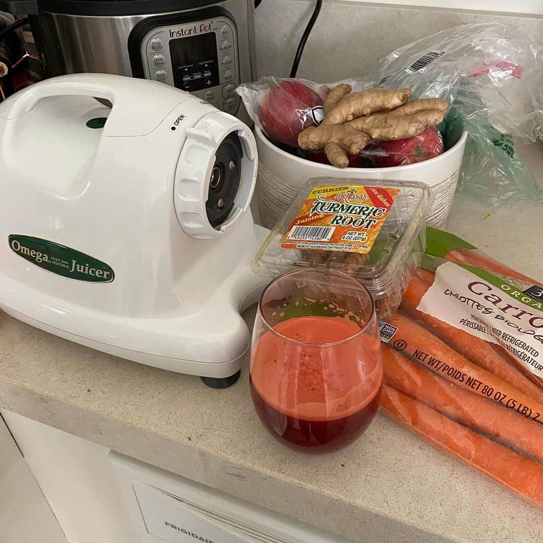 ミカ・タレッサ・トッドのインスタグラム：「Taking this time to stay healthy. Used to be too busy to use the juicer but enjoying making a fresh juice everyday. Today’s juice: beets, carrots, apple, kale, celery, tumeric and extra ginger 😋」