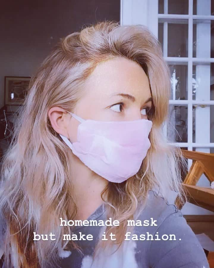 リンジー・ゴートのインスタグラム：「an ER dr picked up 35 homemade masks from me yesterday, and said how happy the nurses and doctors will be, and asked me to make more!! WE CAN DO THIS TOGETHER. grab your old sheets, pillowcases, dish towels, t shirts- if you have a sewing machine, elastic and time (which i know you do), we can get these doctors and nurses what they need so they can keep saving all of our lives. it’s the least we can do. the “how to” is saved in my story highlights, and we can pick up whatever you make and get them to this hospital. DM with any questions! spread the word! #SuperheroesNeedMasks *special thanks to @eddiedallen for connecting me to the dr and delivering the masks!」