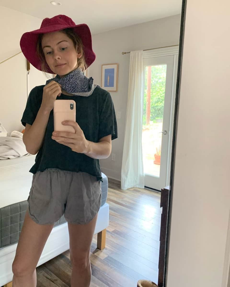 ローズ・マクアイヴァーさんのインスタグラム写真 - (ローズ・マクアイヴァーInstagram)「Getting very fashion forward with gardening looks. Serviette around neck = chic sun protection. Tag me in your #quarantinefashionforward looks!」3月23日 5時00分 - imrosemciver