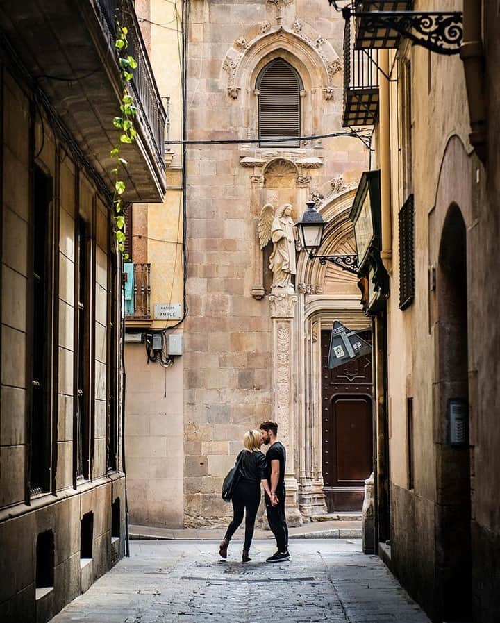 National Geographic Travelさんのインスタグラム写真 - (National Geographic TravelInstagram)「Photo by @dina_litovsky | A couple kisses on one of the narrow cobblestone streets of the Gothic Quarter, Barcelona in 2016. For more images from around the world, follow me @dina_litovsky.」3月23日 5時05分 - natgeotravel