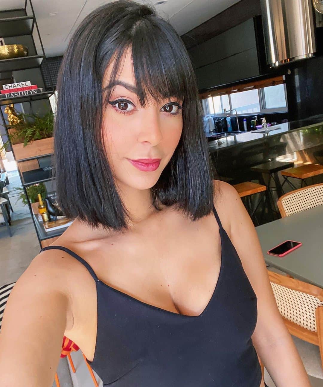 Gabriela Salesのインスタグラム：「Nem parece a mesma que acordou com ressaca na quarentena kkkk」