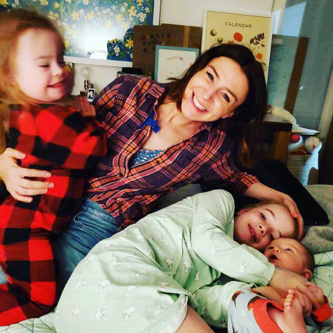 カテリーナ・スコーソンのインスタグラム：「Are you cuddling the ones you love? #priorities #plaid #puppypile #cuddleresponsibly #quarantine」