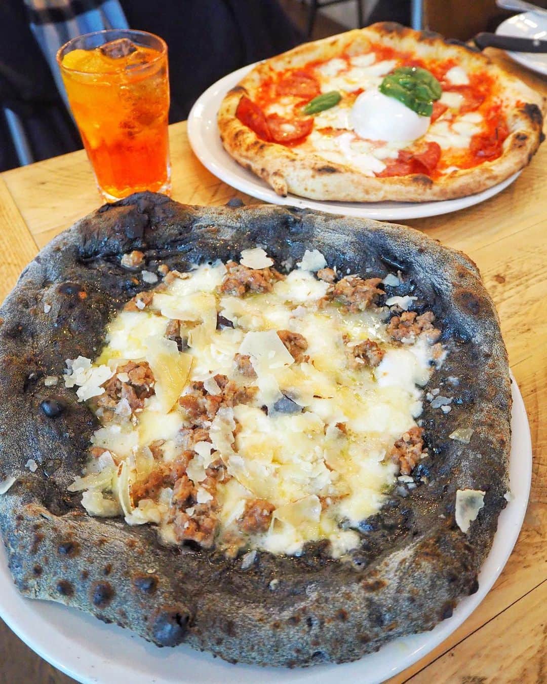 Eat With Steph & Coのインスタグラム：「Loveeeeee the sourdough pizza at @zialuciapizza  there are so many options to choose from in terms of base and toppings! Check out this cool charcoal base with truffle and pork sausage. The other pizza has burrata 😍. Available on deliveroo - and many branches so there’s a good chance there’s one near you! 📷: @mchan4b #invited #toplondonrestaurants #foodstagram」