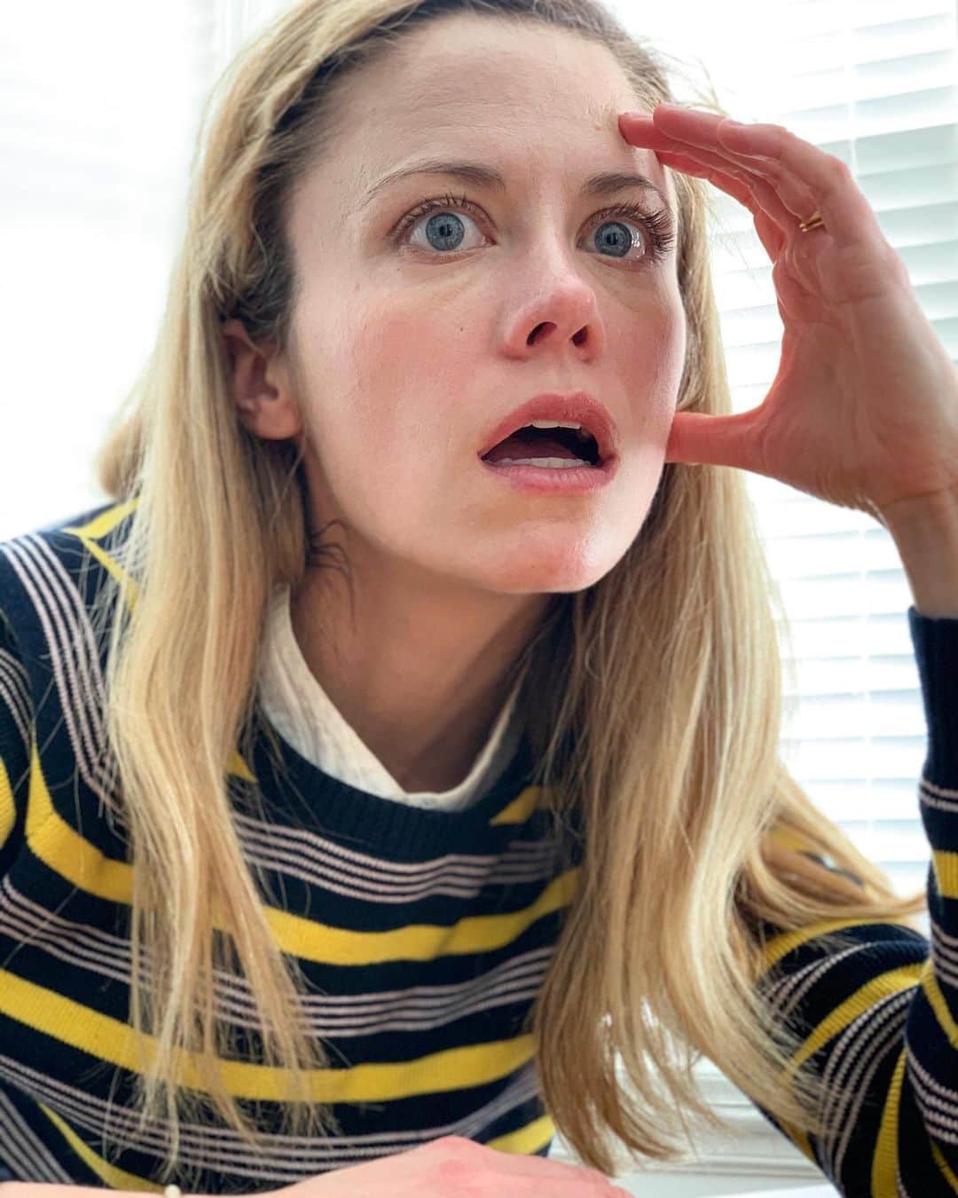 クレア・コフィーのインスタグラム：「”I forgot the romesco.” #quarantineprivilege #actingexercise HEY NY-ers! Just found out @nycommonpantry is delivering food 7 days a week to folks who cannot afford to stock their pantries. If you want to help, they need cash to continue doing so. Link in bio!」