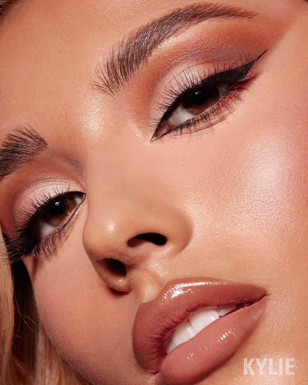 Kylie Cosmeticsさんのインスタグラム写真 - (Kylie CosmeticsInstagram)「bronze palette glam 🤍🤎 shop kylie palettes 30% off now on ulta.com! #ultabeauty | 👁 eyes: bronze palette + black kyliner 👄 lips: girls trip lipstick kit + stuck on you high gloss」3月23日 5時24分 - kyliecosmetics