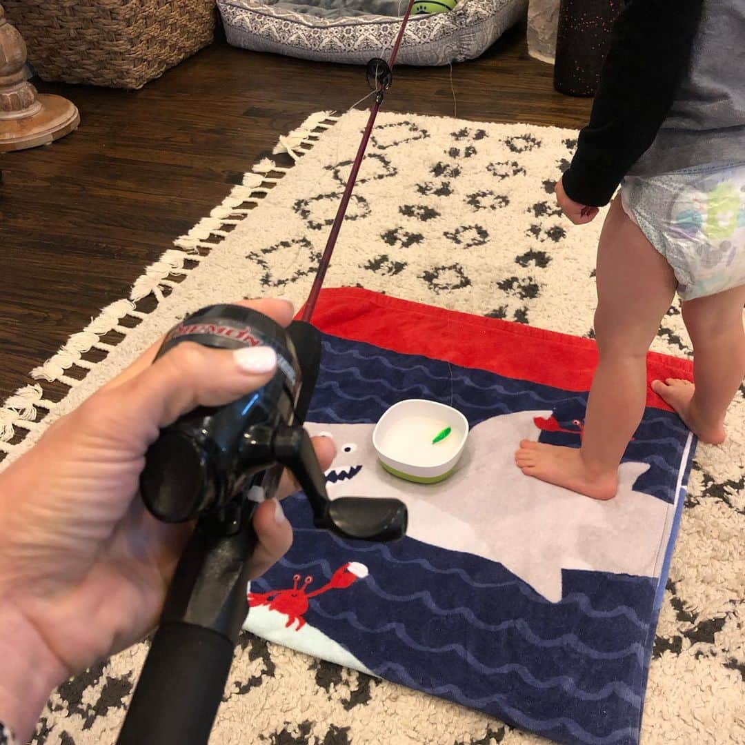 ジェリーナ・ピラーのインスタグラム：「#quarantine got us like..... 🎣」