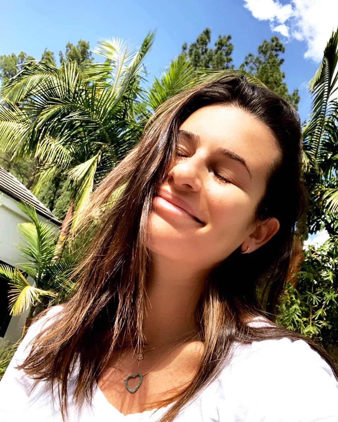 リア・ミシェルのインスタグラム：「Grateful for this moment in the ☀️ Sending everyone love today. Self quarantining and social distancing is key right now. Praying everyone who can is doing the same and for those who can’t we are so grateful and send you the most love💛」