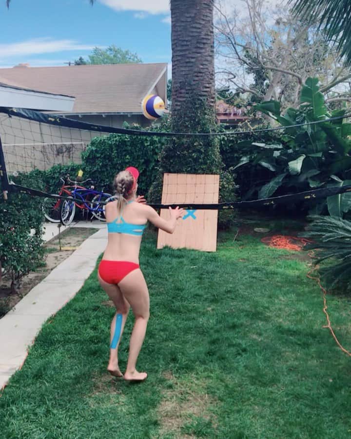 エイプリル・ロスのインスタグラム：「It’s getting weird, but we staying ready! 💪🏼🤪❎ ⠀⠀ Drill by @rawrcarson 🤯 ⠀⠀ 💽: Roses (Imanbek remix) by SAINt JHN」