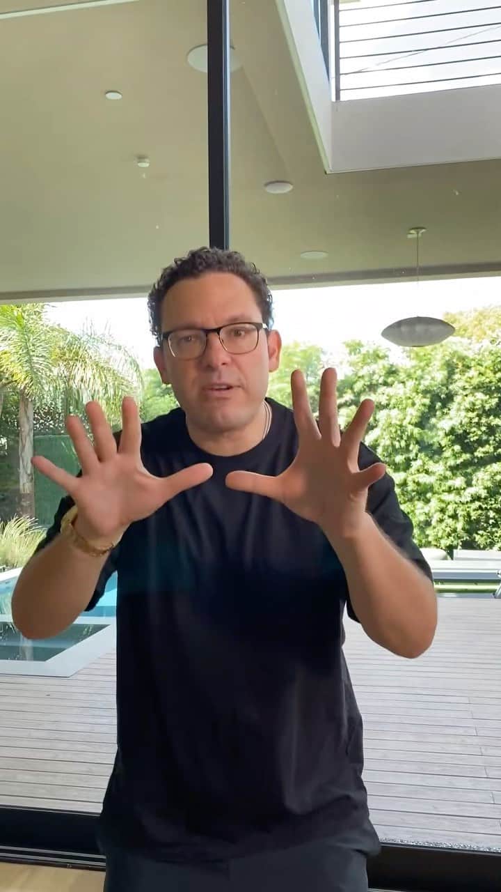 ティモシー・サイクスのインスタグラム：「People don’t know about the potentially devastating consequences of this coronavirus pandemic so I made this very long and detailed video explaining the biggest risk as we must work together to prevent health care workers and hospitals from becoming overwhelmed like they are in Italy right now...hate me all you want, call me a fear mongerer, please just watch this video and also share it and tag anyone who needs to see this and let’s get the word out before it’s too late in a few days/weeks #coronavirus #staysafe #overprotectivejew」