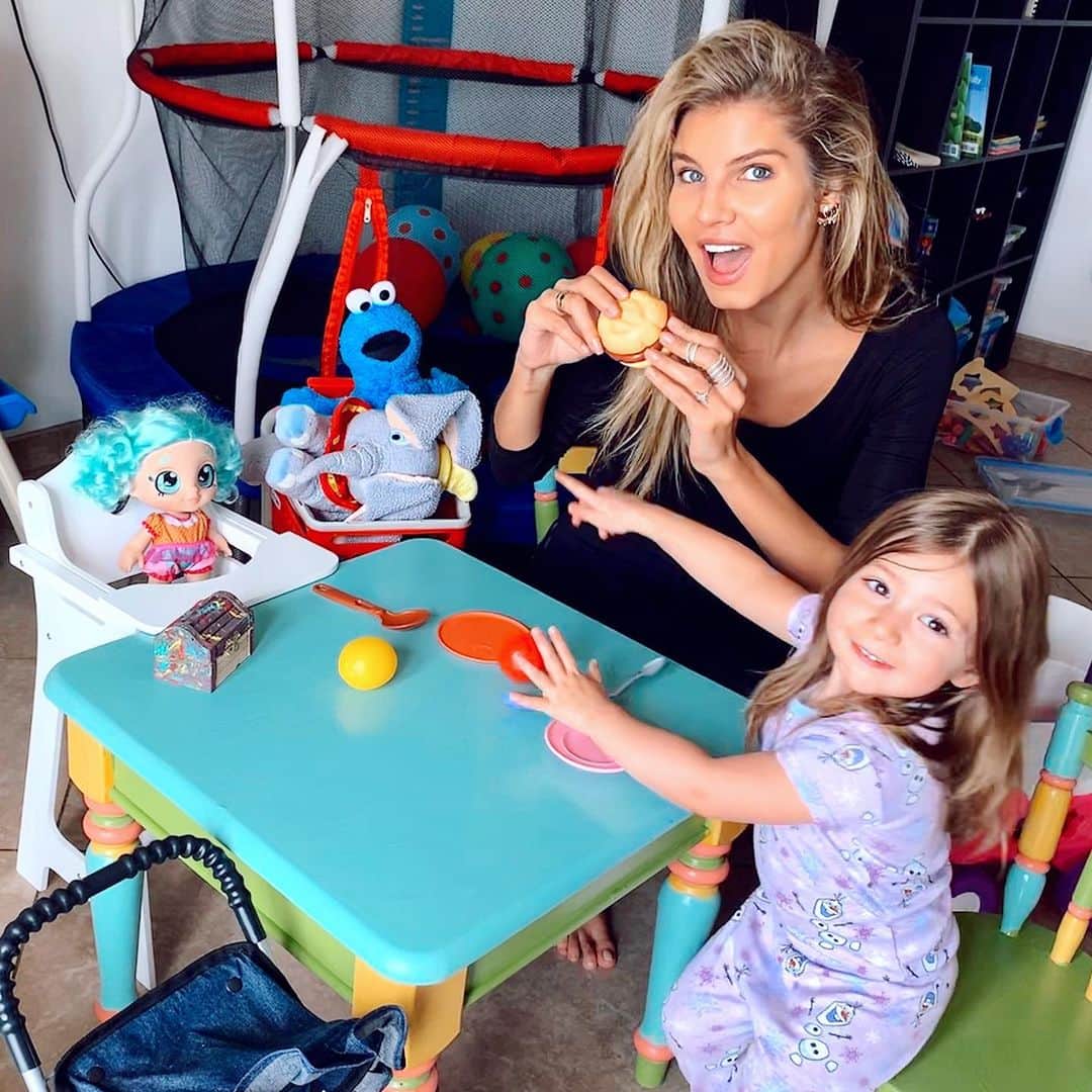 Ashley Haasさんのインスタグラム写真 - (Ashley HaasInstagram)「Just a casual quarantine lunch with my niece. Thank you to our guest Dumbo, blue haired doll, and the Cookie Monster for coming. #stayhome」3月23日 6時33分 - ashleyhaas