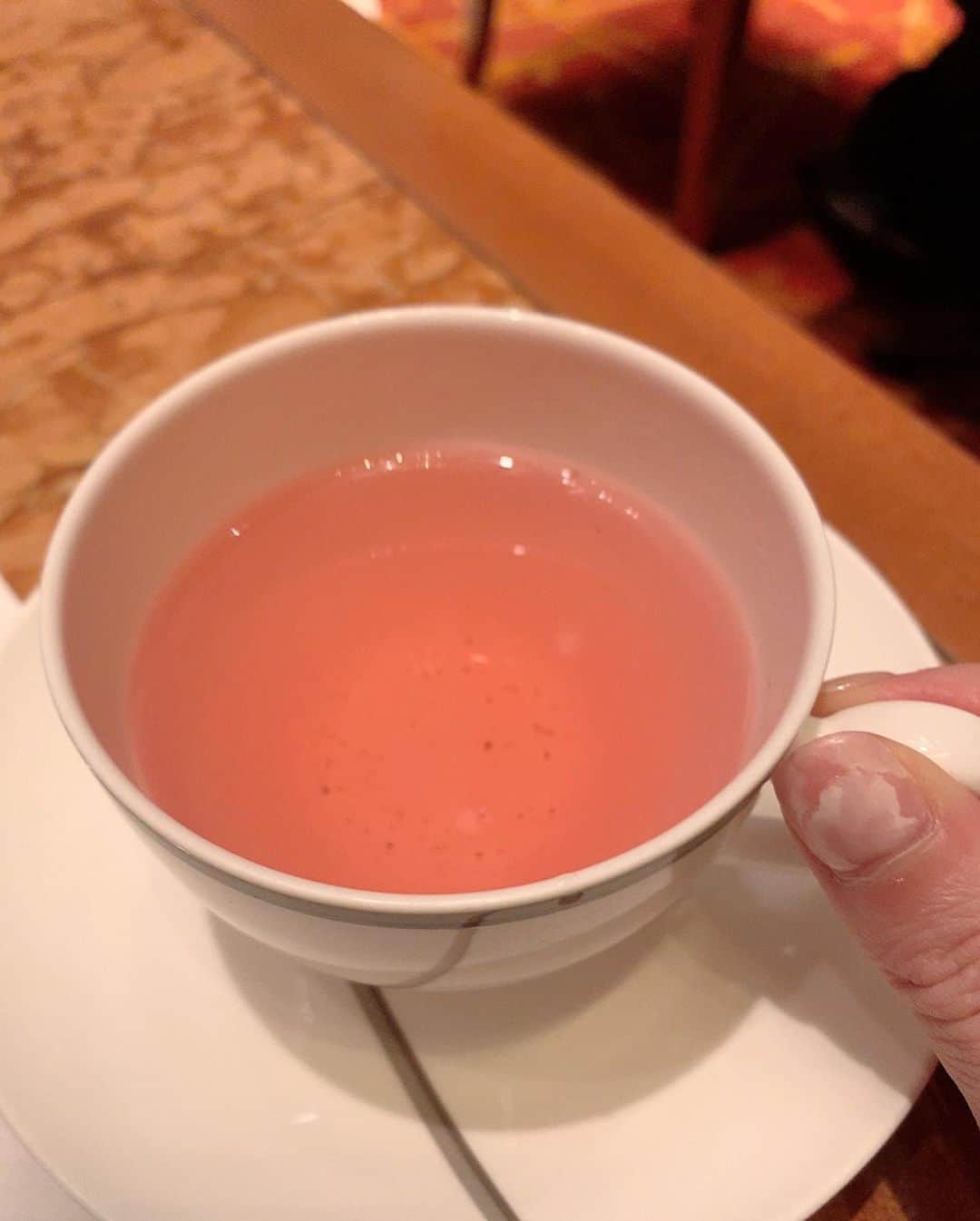 早川愛さんのインスタグラム写真 - (早川愛Instagram)「🌸🌸🌸﻿ ﻿ 今年3回目のafternoon teaは 桜アフタヌーンティー🌸🌸🌸 ﻿ ﻿ ﻿ ペニンシュラといえばの鳥かごスタンドには﻿ 桜ピンク色のかわいいスイーツとセイボリーがたくさんのってます...💕💕﻿ ﻿ ﻿ かわいすぎて食べられなーくはなく﻿ どれも美味しくてペロリでした💕💕💕﻿ ﻿ ﻿ ドリンクも限定の桜ティーはピンクでかわいかった🌸🌸🌸﻿ ﻿ ﻿ ﻿ @thepeninsulatokyo  #桜アフタヌーンティー﻿ #ピンクアフタヌーンティー﻿ #アフタヌーンティー2020﻿ #アフタヌーンティー巡り﻿ #ペニンシュラアフタヌーンティー ﻿ #ペニンシュラ東京アフタヌーンティー ﻿ #ペニンシュラ東京 ﻿ #cherryblossomafternoontea﻿ #pinkafternoontea﻿ #afternoontea ﻿ #happy﻿ ﻿」3月23日 7時18分 - megumegu_1006