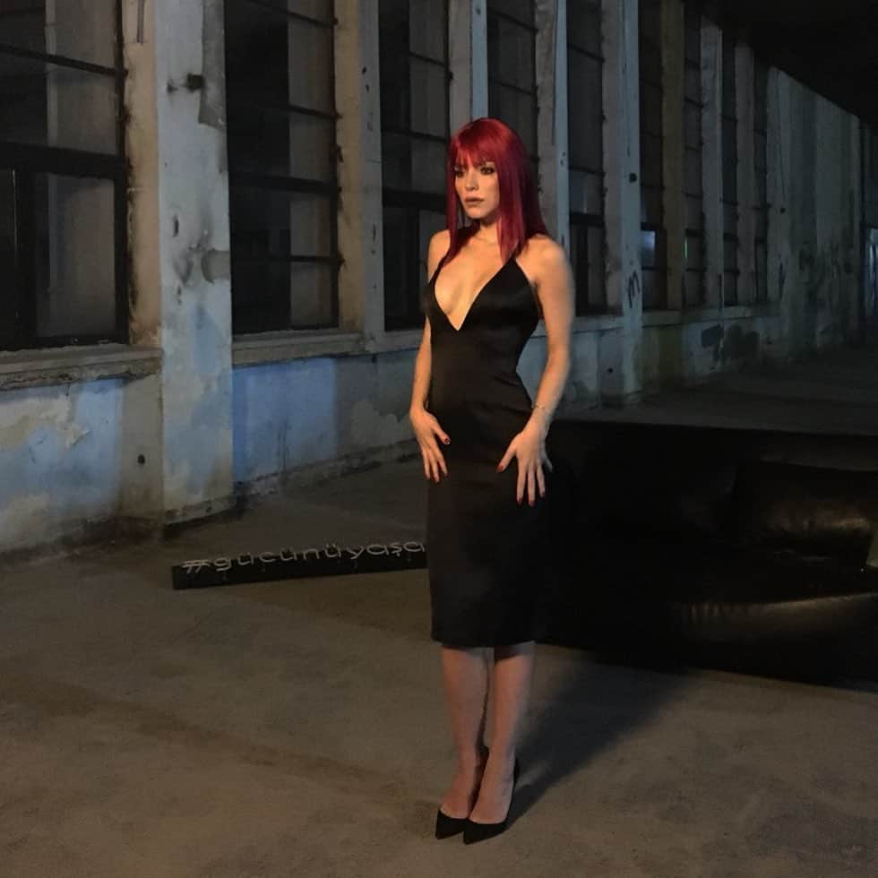 Merve Boluğurのインスタグラム：「Fotoğraf kalitesi kötü yine!he ne olmus:)」