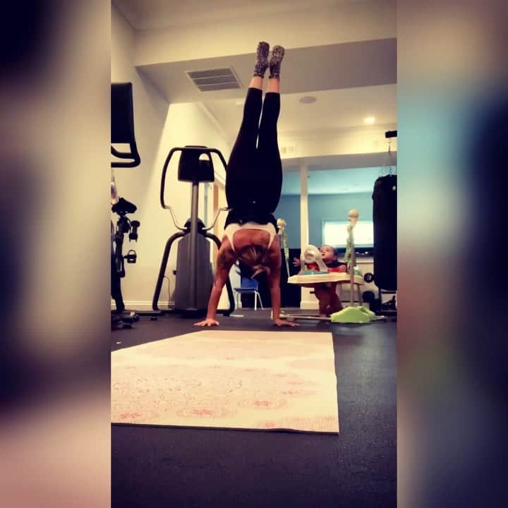 ニコール・ ポリッツィのインスタグラム：「Quarantine Goal : Hold my handstand for 1 minute 🥴👊🏽 #FitMawma  Look at Angelo tho...”Ma, wtf are you doing tho?”」