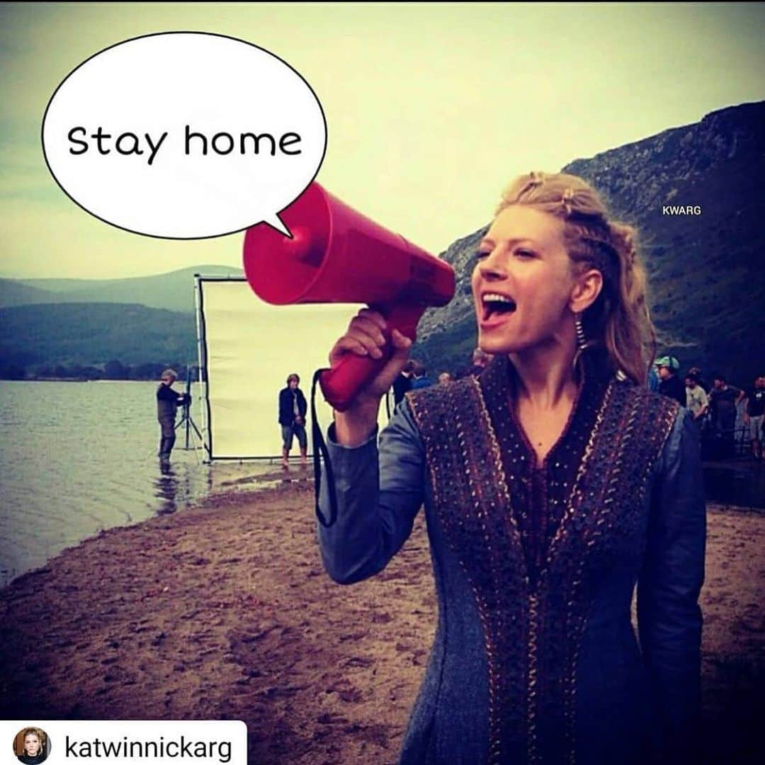 キャサリン・ウィニックのインスタグラム：「Stay home!」