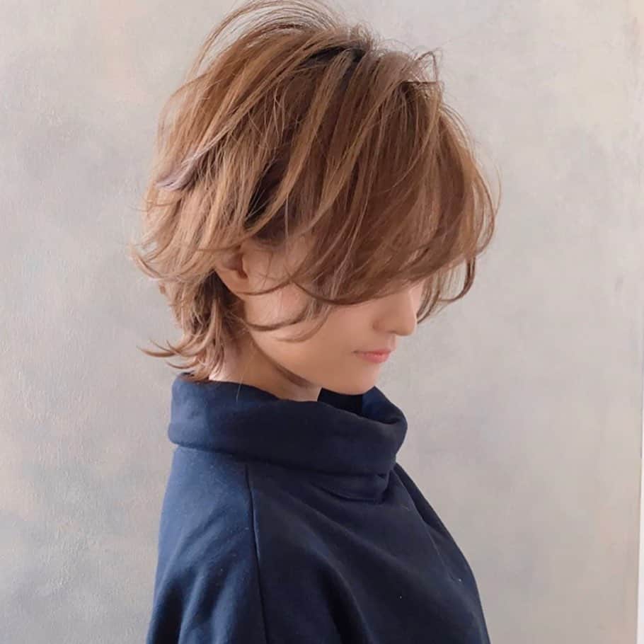 西岡卓志さんのインスタグラム写真 - (西岡卓志Instagram)「動きあるショートも @takashi_nishioka  にご相談ください！﻿ ﻿ ﻿ ﻿ ﻿ ﻿ ﻿ 保存して頂けるとオーダーの際に便利です！﻿ ﻿ ﻿ 髪質に適した西岡独自の手法で髪を傷めず柔らかい質感へ✨💈﻿ ﻿ ﻿ ﻿ ﻿ パーマで悩んでいる方は是非ご相談下さい！﻿ ﻿ カットでフォルムを美しくし、パーマで全体のボリュームを似合う位置に作ります！﻿ ﻿ さらに髪質をしっかり診断させて頂き薬剤を選定し今までにないパーマの質感を約束します！﻿ ﻿ ﻿ ☑︎パーマがかからないと言われた方﻿ ﻿ ☑︎いつもすぐ取れてしまう方﻿ ﻿ ☑︎巻いてるからパーマでは出来ませんと言われた方﻿ ﻿ ☑︎パーマがくるくる過ぎて気に入らない方﻿ ﻿ ☑︎とにかく髪型に悩んでいる方﻿ ﻿ ﻿ 是非僕にご相談ください！﻿ ﻿ ﻿ 美容師キャリア20年で培われた﻿ ﻿ 《西岡独自のパーマ&似合わせ理論》で必ずステキなヘアスタイルにします！﻿ ﻿ お客様からはカットしてよかった！パーマをかけて良かったというお声を多数頂いております！﻿ ﻿ ﻿ 《✨お客様の口コミ✨》﻿ ﻿ ﻿ ﻿ ■会う人全員に褒められます！！本当にありがとうございます！また行きます😊﻿ ﻿ ■ 本日はパーマをかけていただき、ありがとうございました☺パーマも色もほぼ全てお任せでお願いしましたが、優しく聞き取りしてくださり、西岡さんにお願いしてよかったなぁ✨と思いながら帰りました☆お忙しい中ありがとうございました！明日から、パーマ楽しみたいと思います😌そして、またぜひ、よろしくお願いします🙏﻿ ﻿ ﻿ ■ 西岡さんにカットしてもらったあとは、めちゃ誉められます😂﻿ 有難うございます💕🍀﻿ ﻿ ■ 今日は、素敵な髪型にしていただき、ありがとうございました😃﻿ ﻿ スタッフの皆さんにも良くしていただき、あっという間に時間が過ぎていました♬﻿ ﻿ これからもよろしくお願いします😊﻿ ﻿ ﻿ ﻿ ーーーーーーーーーーーーーーーーーーーーーーー﻿ ﻿ ﻿ 髪型に悩まれている方は是非ご相談下さい！﻿ 全力で取り組ませて頂きます^_^﻿ ﻿ ﻿ 【✨髪型で人生を豊かにするお手伝いを✨】﻿ ﻿ 素敵なヘアには女性を幸せにする力があります！﻿ ﻿ 僕に是非お任せ下さい！﻿ ﻿ ﻿ ヘアスタイルを似合わせるには大事な要素があります✨﻿ ﻿ ☑︎首や、肩幅を考慮したシルエット👤﻿ ﻿ ☑︎お顔の特徴頬や顎の位置生えグセなどをカバーする前髪を含めたフロントデザイン👧﻿ ﻿ ☑︎普段のファッションに馴染むヘアスタイルとファッションの調和👚﻿ ﻿ 美容師は綺麗に切る事が大事なのではなく、一人一人に似合わせる事が大事です✨﻿ ﻿ なぜかいつも髪型がしっくり来ない！﻿ ﻿ インスタで見た可愛い髪にしたい！﻿ ﻿ なんか似合ってない、なんか変、可愛くない！﻿ ﻿ という貴女へ！﻿ ﻿ 絶対僕が素敵にします！﻿ ﻿ 【価格表】﻿ ﻿ カット¥7,150﻿ カットカラー¥15,400円﻿ カットカラートリートメント¥20,900円﻿ カットパーマ¥18,700﻿ トリートメント¥5,500﻿ 縮毛矯正カット¥27,500﻿ #アッシュ﻿ #ヨシンモリ#韓国風ヘア﻿ ﻿ #キレイ目コーデ#大人カジュアル#簡単ヘアアレンジ#ハイトーン#品格﻿ #デジタルパーマ﻿ #アッシュグレージュ#韓国ヘア#大人カジュアル#ダブルカラー」3月23日 7時31分 - takashi_nishioka