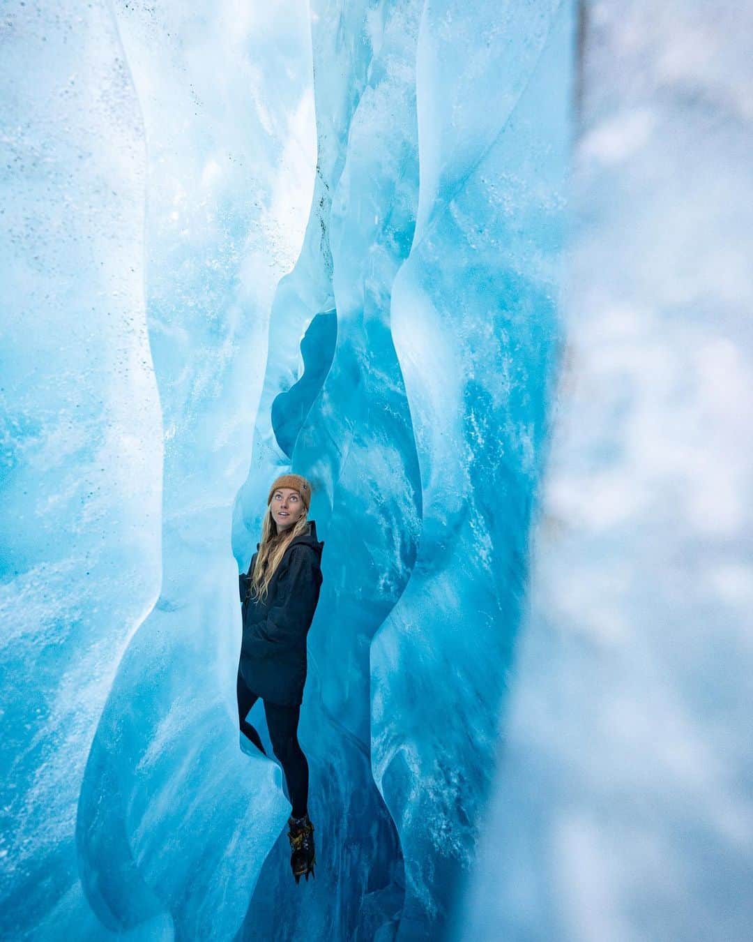 Travis Burkeのインスタグラム：「Ice cave slot canyons!! After catching a helicopter ride to Tasman glacier we rappelled down into these frozen passageways beneath several meters of ancient ice. My trip in New Zealand with @gypsealaysea has been absolutely incredible so far, and we’re excited to be able to continue creating & sharing these special moments with you all. #newzealand #icecaves #nzmustdo #tasmanglacier」