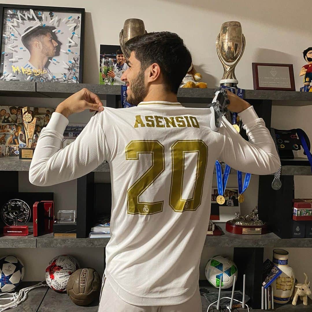 マルコ・アセンシオのインスタグラム：「Ha sido un torneo espectacular. El objetivo era pasar un buen rato, reírnos, entretenernos en estos tiempos difíciles para todos, y donar en la lucha contra el COVID-19. Y lo hemos conseguido. Enhorabuena a todos los que lo han hecho posible. Primer título de la historia de #LaLigaSantanderChallenge para casa, @realmadrid 🎮💪🏽. Gracias a todos por el gran apoyo recibido. ¡Hasta el final, vamos Real!  PD: No podía faltar la celebración. 🤣😜」